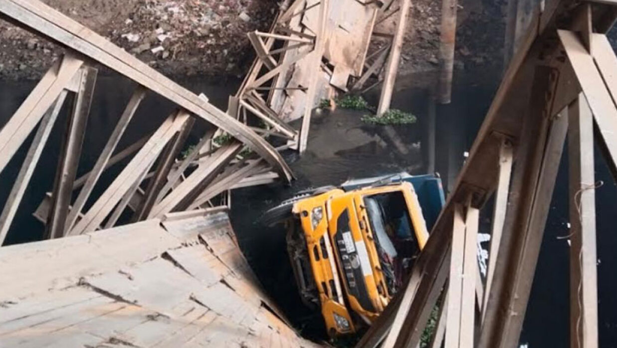 দুর্ঘটনা কবলিত ট্রাক ও বেইলি সেতু