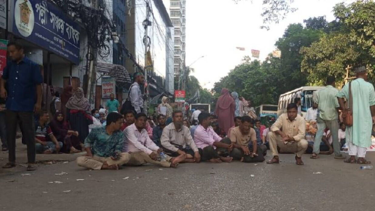 সম্প্রতি এনটিআরসিএ’র কার্যালয় অবরুদ্ধ করেন ১-১২তম নিবন্ধনধারীরা