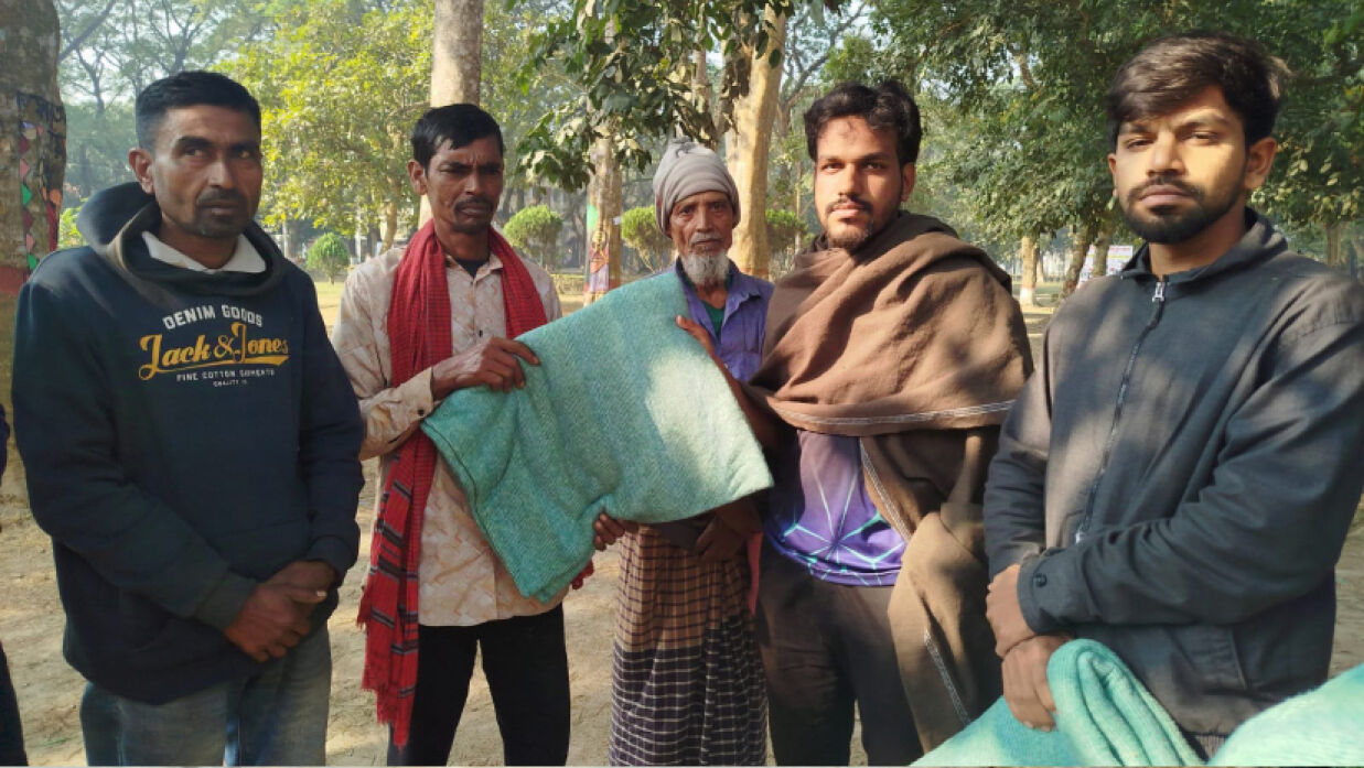 শীতার্তদের মাঝে শীতবস্ত্র বিতরণ করছেন বৈষম্যবিরোধী নেতারা