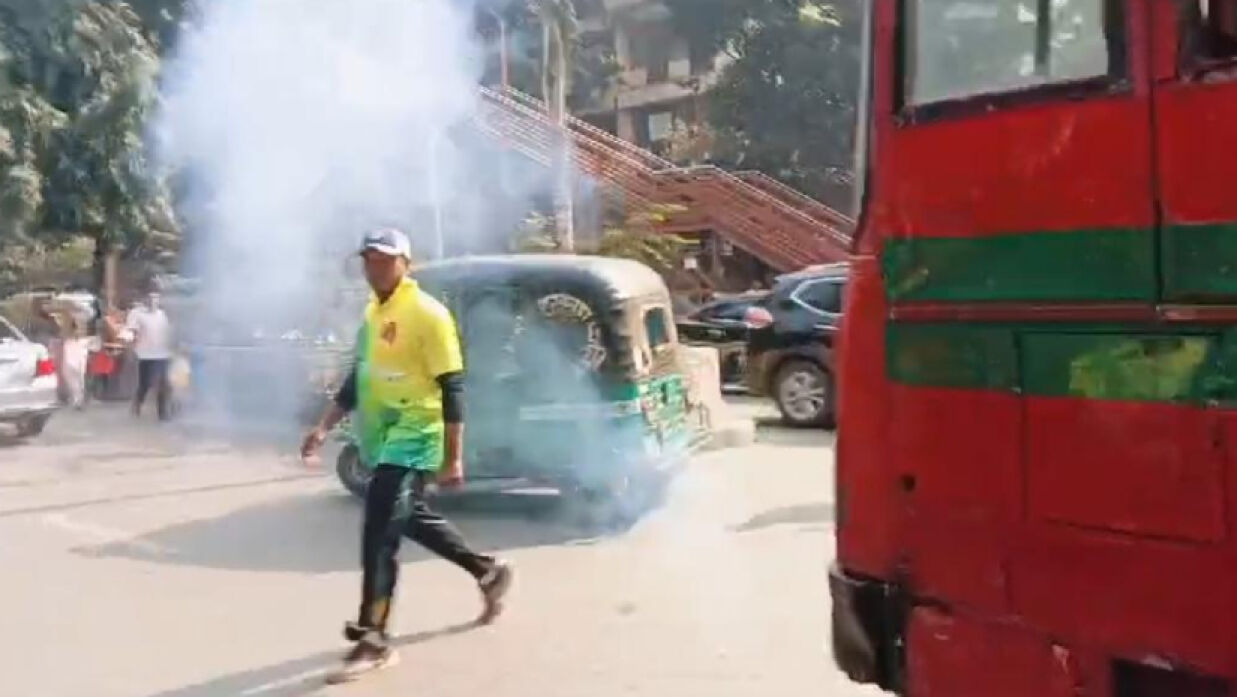 তিতুমীর কলেজের ফটকের সামনে ককটেল বিস্ফোরণের ঘটনা ঘটে