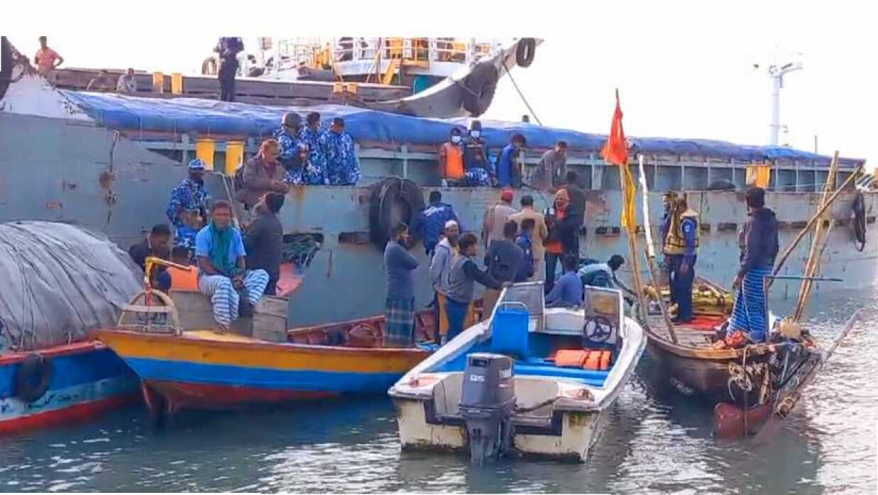 সারাদেশে ১০ হাজার পণ্যবাহী নৌযান ও লক্ষাধিক শ্রমিকদের নিরাপত্তা দাবি করেন নৌযান শ্রমিকরা।