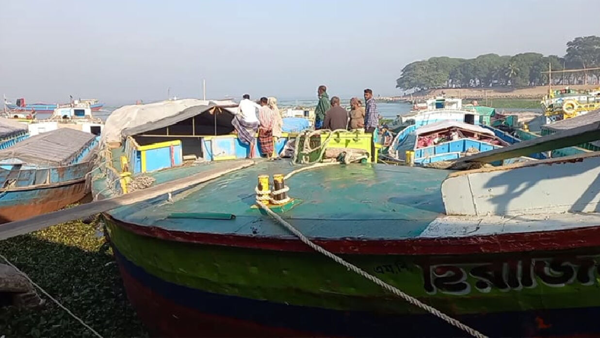 কর্মবিরতি পালন করছেন নৌযান শ্রমিকেরা