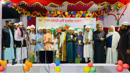 ১৪ কোরআনের হাফেজকে পাগড়ি পরিয়ে সংবর্ধনা