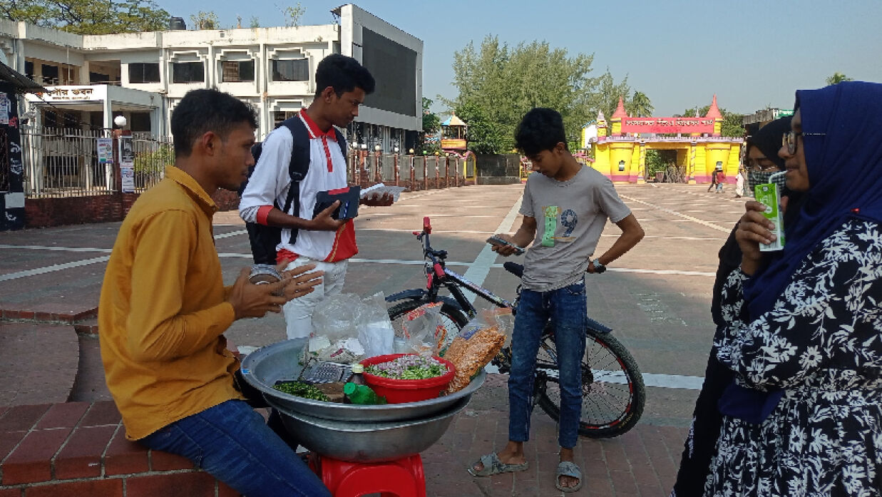 চানাচুর বিক্রি করে সংসার ও পড়ালেখার খরচ চালান অদম্য ফজলে রাব্বি