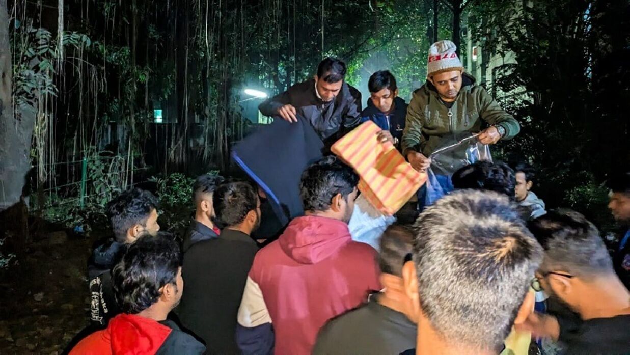 ঢাবিতে শীতার্তদের মধ্যে কম্বল বিতরণ করছেন ছাত্রদলের নেতা-কর্মীরা