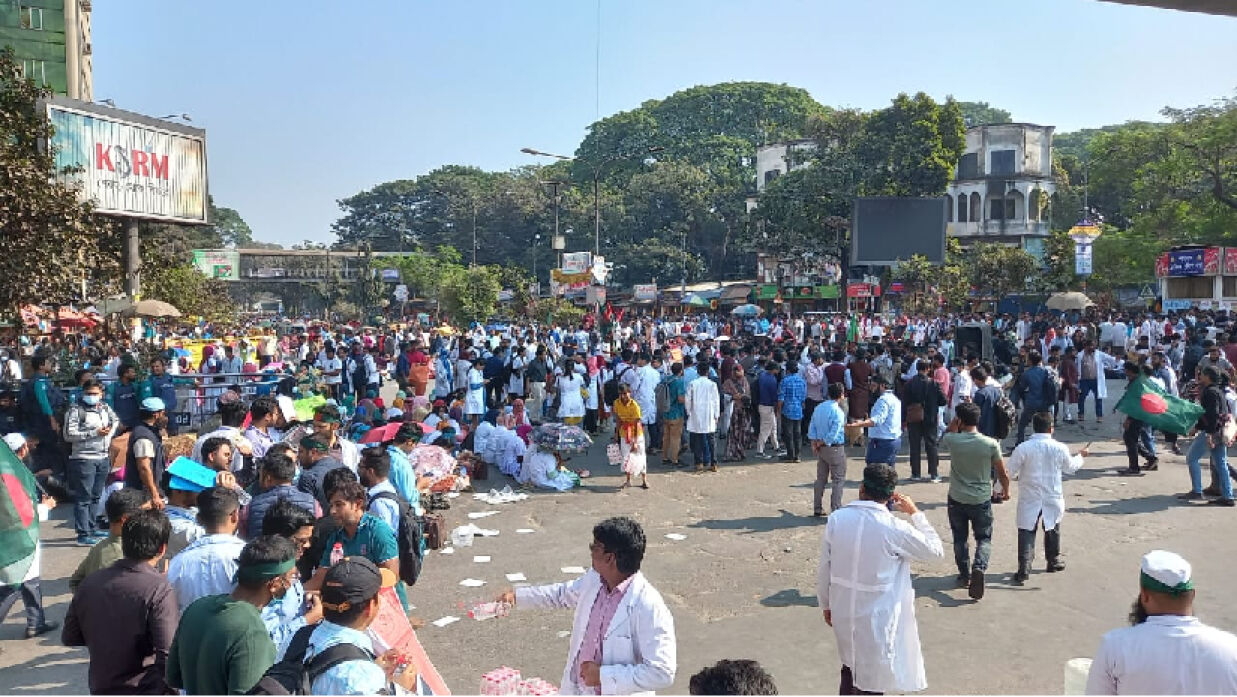 মহাসমাবেশে ট্রেইনি চিকিৎসকরা  