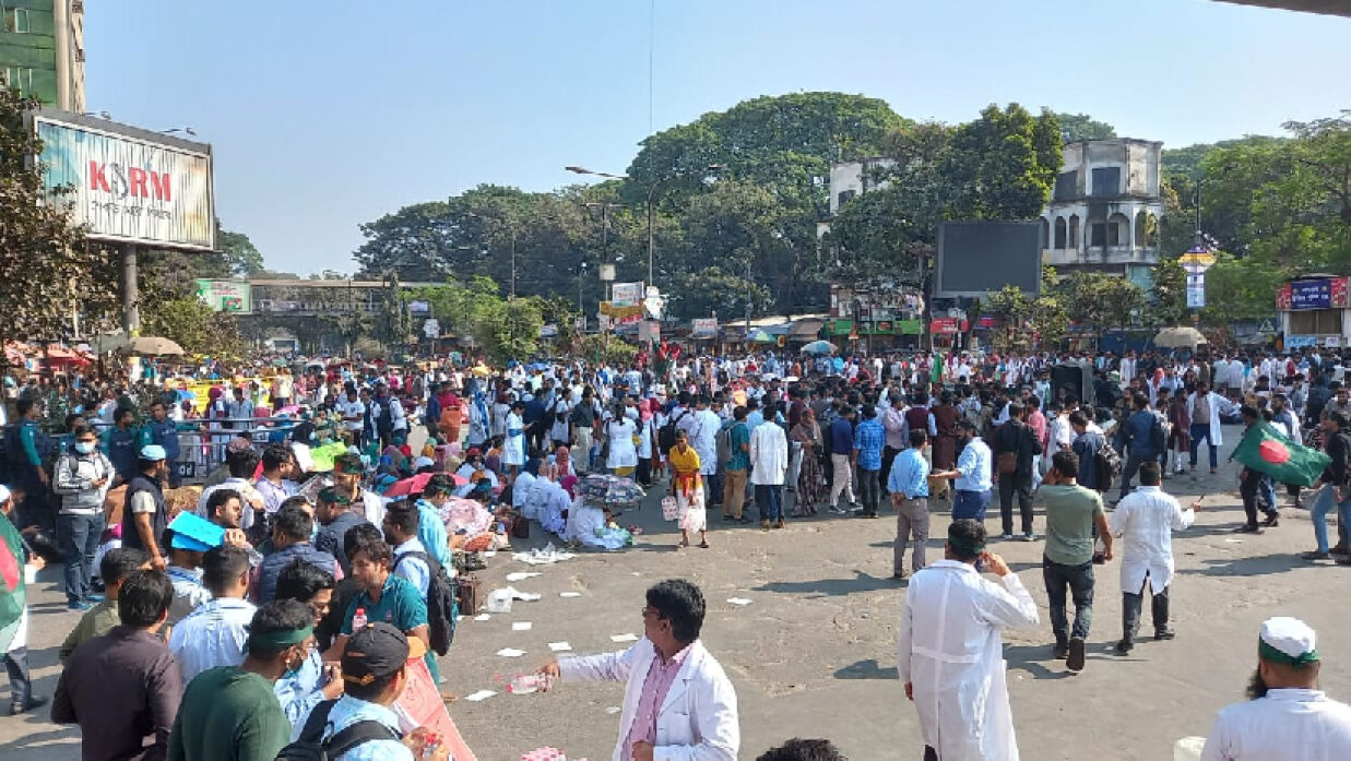 শাহবাগ মোড় অবরোধ করে বিক্ষোভ