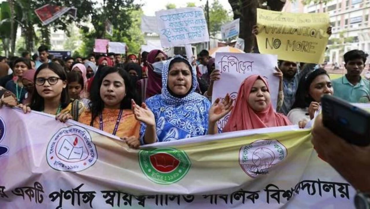 স্বায়ত্তশাসিত বিশ্ববিদ্যালয়ের দাবিতে আন্দোলনে সাত কলেজ শিক্ষার্থীরা