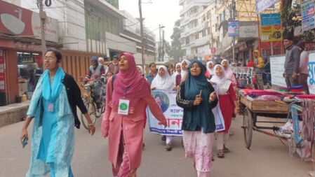 যৌন হয়রানির অভিযোগে প্রধান শিক্ষকের পদত্যাগের দাবিতে বিক্ষোভ