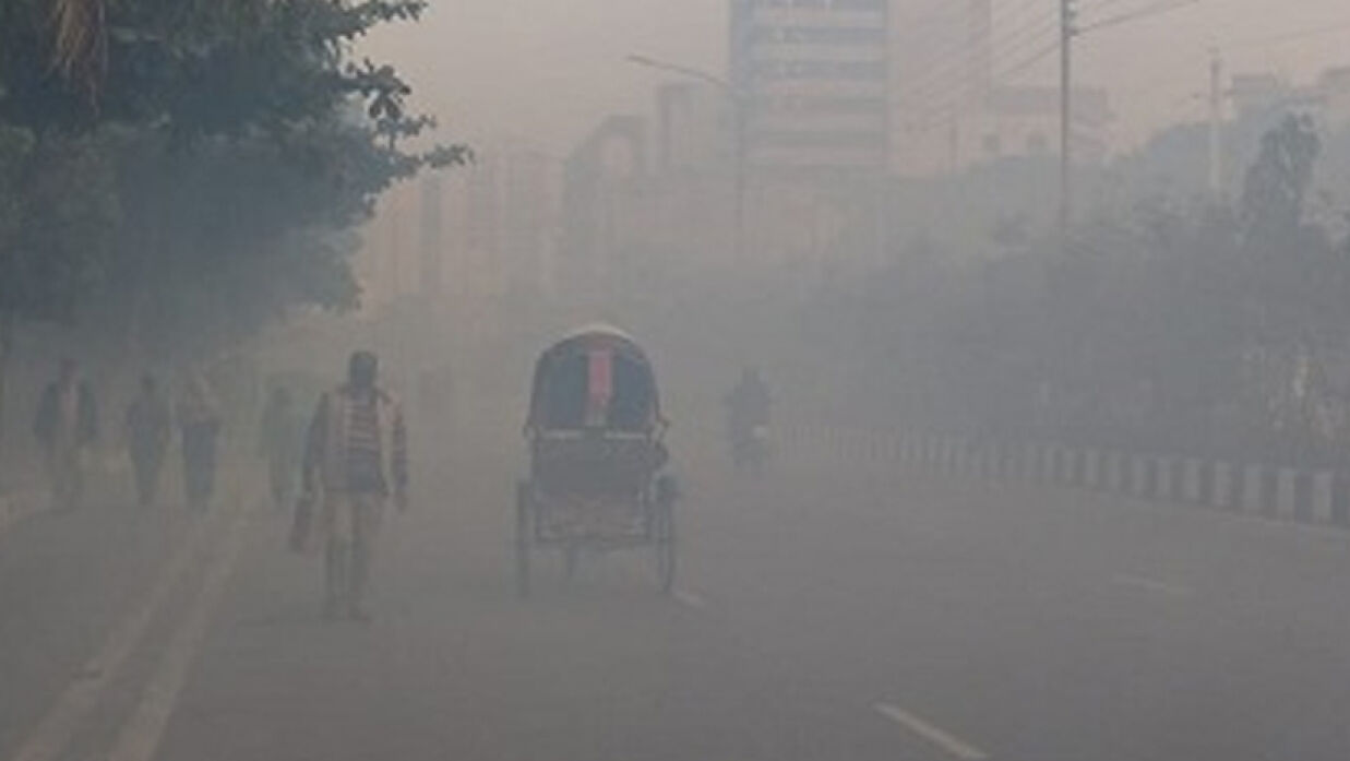 ঘন কুয়াশার চাদরে ঢেকে গেছে রাজধানী