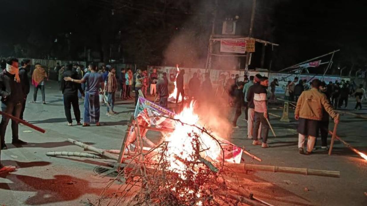 আগুল জ্বালিয়ে বিক্ষোভ করছেন শিক্ষার্থীরা