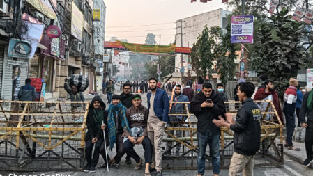 রাতভর আন্দোলন: রাজপথ ছাড়েননি ঢাকা আলিয়ার শিক্ষার্থীরা