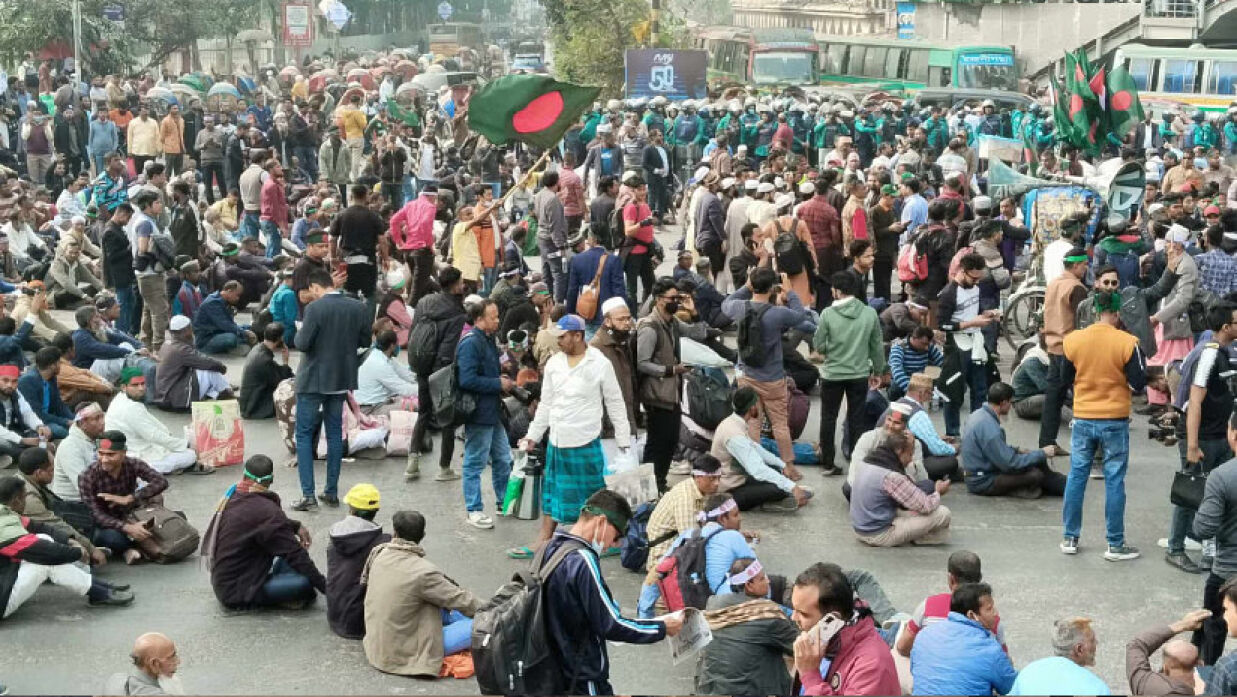 পিলখানায় বিডিআর হত্যাকাণ্ডের ঘটনায় ভুক্তভোগী পরিবারগুলোর সদস্যদের শাহবাগ মোড় অবরোধ