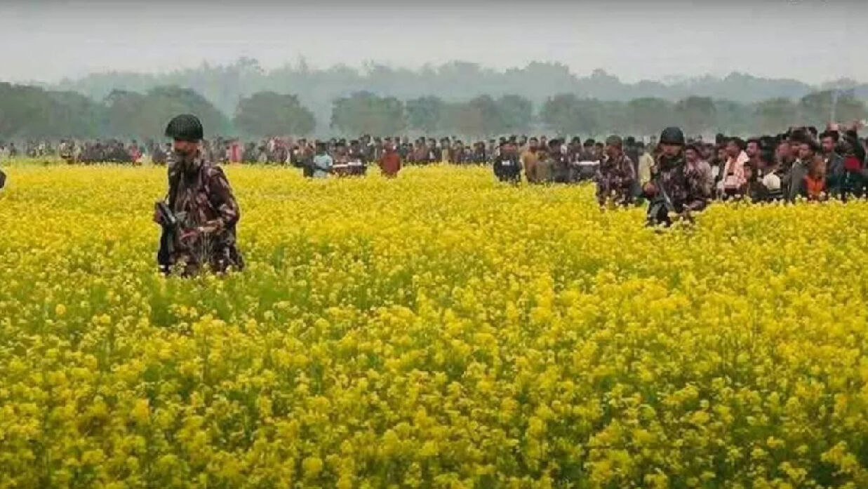 সীমান্তের দুই দিকেই জড়ো হয়ে মানুষজন স্লোগান দেয়