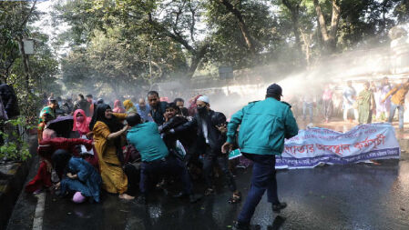 প্রাথমিকের নিয়োগ বাতিল হওয়া প্রার্থীদের ওপর পুলিশের লাঠিচার্জ