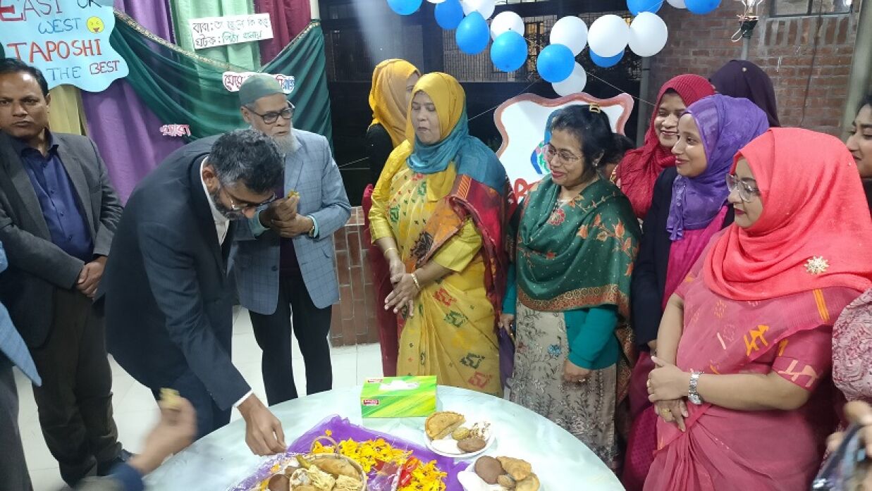 বাকৃবি তাপসী রাবেয়া হলে পিঠা উৎসবে শিক্ষক-শিক্ষার্থীরা