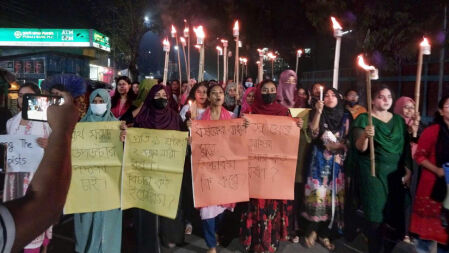 ধর্ষণ ও নির্যাতনের প্রতিবাদে বাকৃবির নারী শিক্ষার্থীদের বিক্ষোভ
