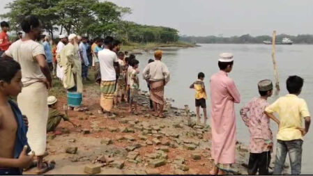লঞ্চের ধাক্কায় মাছ ধরার নৌকা ডুবে শিশু নিখোঁজ