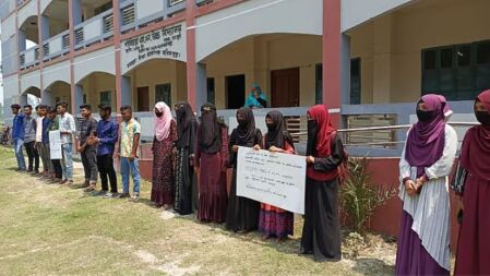 ফরম পূরণ করেও প্রবেশপত্র না পাওয়ায় মানববন্ধনে ৭৩ এসএসসি পরীক্ষার্থী
