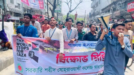 ফিলিস্তিনিদের পক্ষে সংহতি জানিয়ে সোহরাওয়ার্দী কলেজ শিক্ষার্থীদের বিক্ষোভ