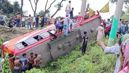 ফরিদপুরে বাস নিয়ন্ত্রণ হারিয়ে বিদ্যুতের খুঁটির সঙ্গে ধাক্কা, নিহত ৫