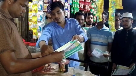 ইসরায়েলি পণ্য বয়কটের আহ্বানে গাইবান্ধায় লিফলেট বিতরণ