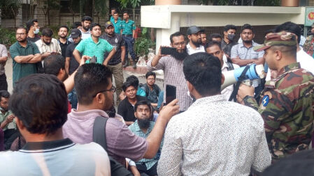 ৪৬তম বিসিএসের লিখিত পরীক্ষা পেছানোর দাবিতে অনড় চাকরিপ্রার্থীরা