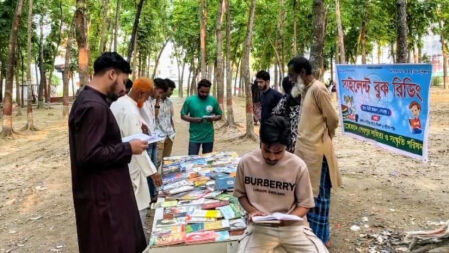 শেরপুরে মোবাইল আসক্তি কমিয়ে তরুণদের বইমুখী করছে ‘সাইলেন্ট বুক রিডিং’