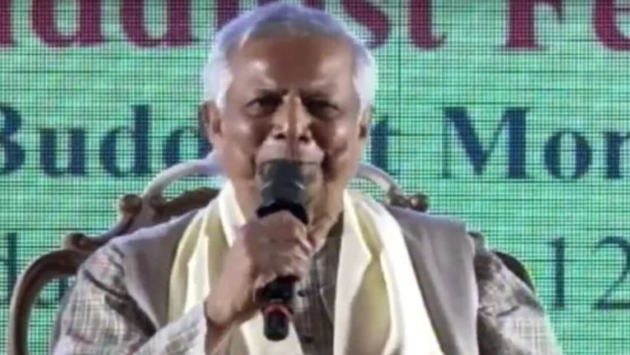 রাজধানীর মেরুল বাড্ডায় আন্তর্জাতিক বৌদ্ধবিহারে সম্প্রীতি ভবন উদ্বোধন অনুষ্ঠানে বক্তব্য দিচ্ছেন প্রধান উপদেষ্টা অধ্যাপক মুহাম্মদ ইউনূস