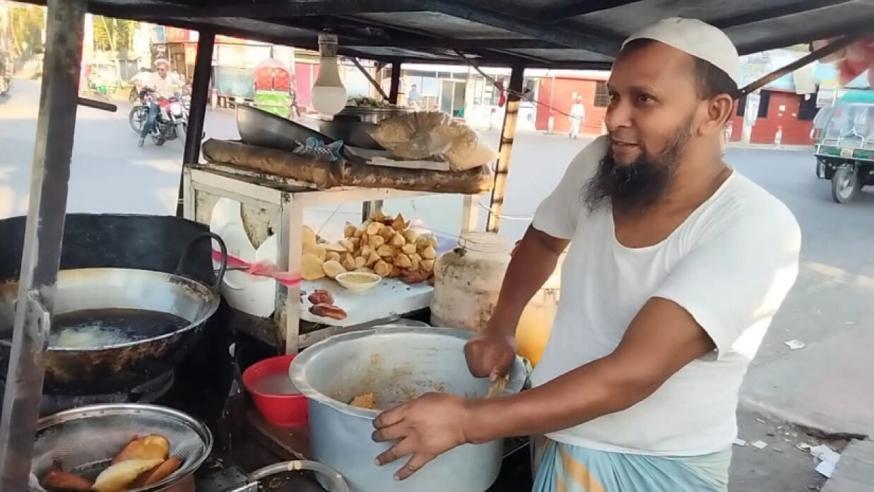নিজ দোকানে কারি মুহাম্মদ সুলতান