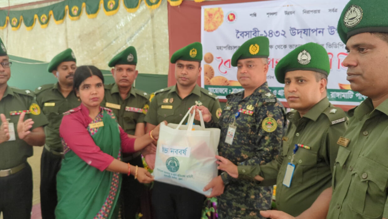 ভিডিপি সদস্যদের হাত উপহারসামগ্রী তুলে দেওয়া হচ্ছে