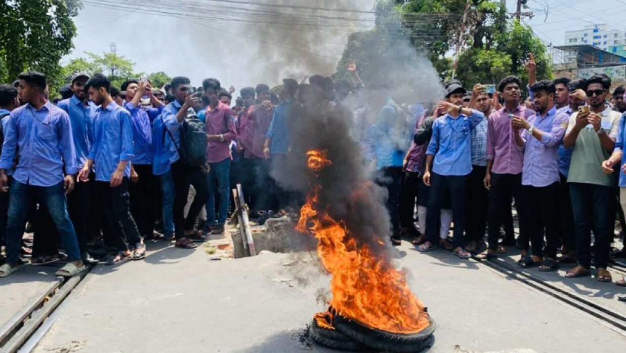 রেলপথ অবরোধ করে পলিটেকনিক ইনস্টিটিউট শিক্ষার্থীদের বিক্ষোভ