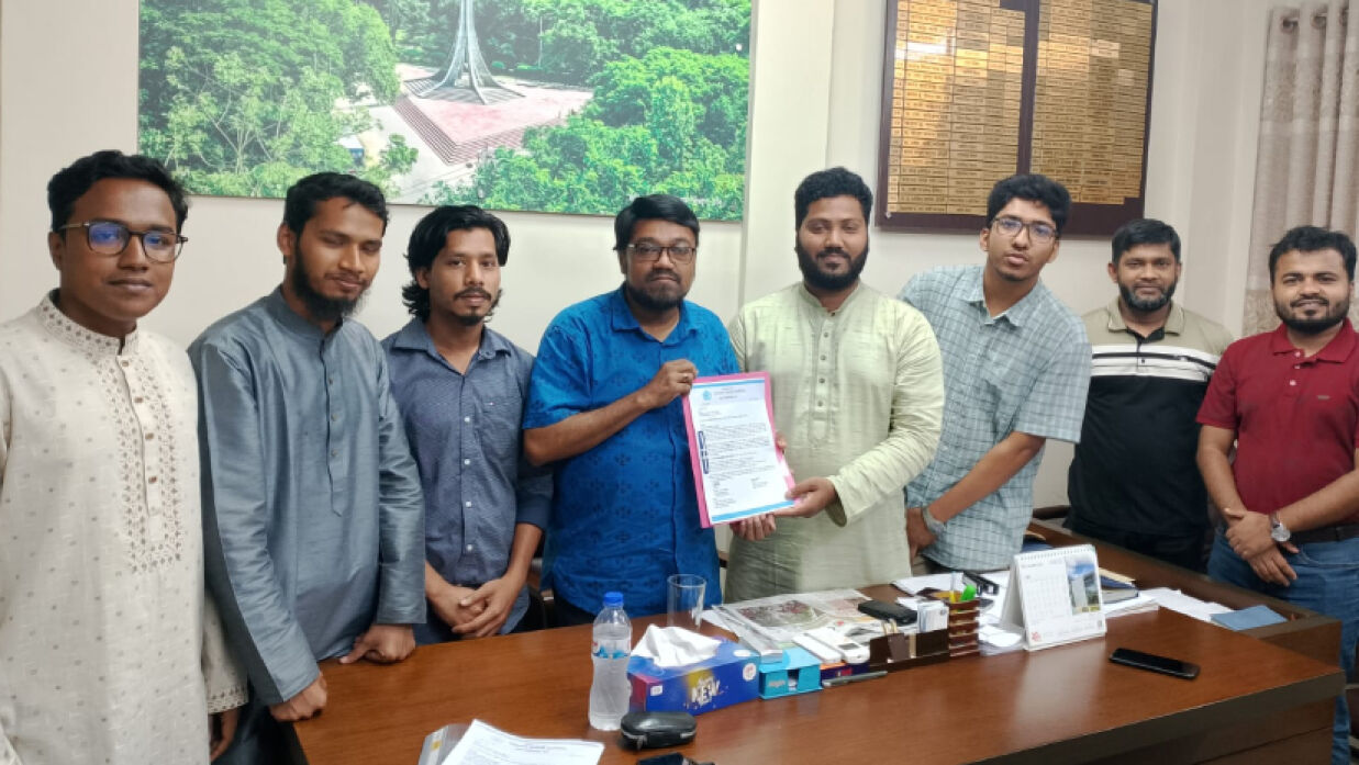 দ্রুত চাকসু নির্বাচন দেওয়ার জন্য স্মারকলিপি দিচ্ছেন ছাত্রশিবিরে নেতাকর্মীরা