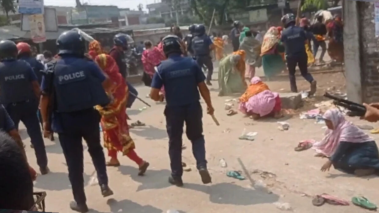 পরিস্থিতি নিয়ন্ত্রণে লাঠিপেটা পুলিশের