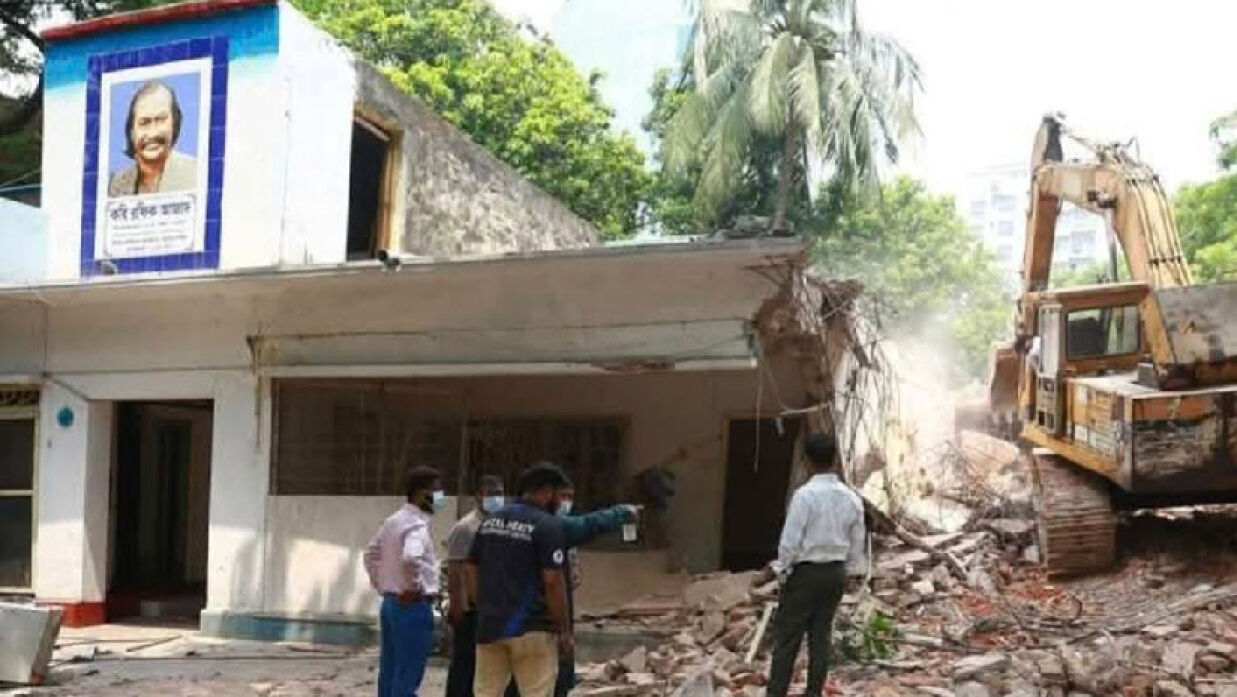 বাড়িটি ভাঙার কাজ শুরু করে গৃহায়ন কর্তৃপক্ষ