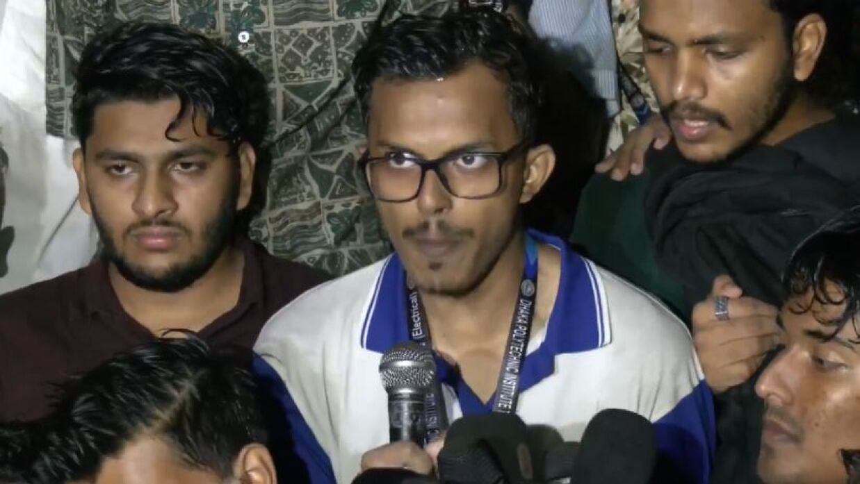 কর্মসূচি ঘোষণা করছেন কারিগরি ছাত্র আন্দোলনের প্রতিনিধি জুবায়ের পাটোয়ারী