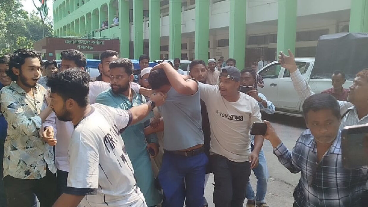 অভিযুক্ত শিক্ষককে গণধোলাই দিচ্ছে জনতা