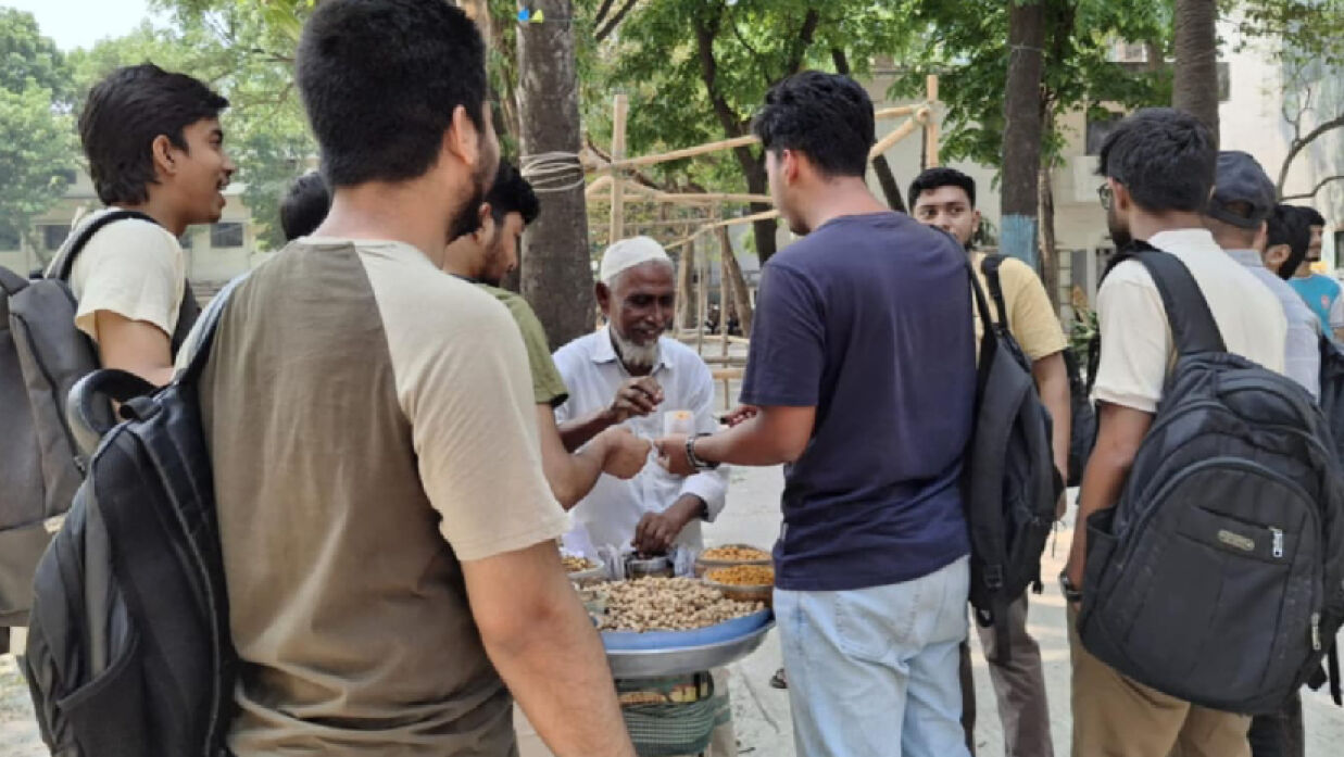 ক্যাম্পাসে বাদাম বিক্রি করছেন তাহের মিয়া