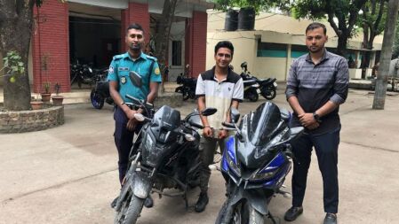 ঢাবিতে ছবি তুলে দেওয়ার কথা বলে মোটরসাইকেল চুরি, গ্রেপ্তার ১