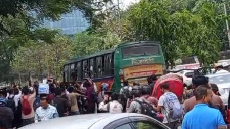 সিটি কলেজের সামনে ভিআইপি পরিবহনের বাস ভাঙচুর, আহত ৩