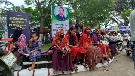 সন্তানকে ভর্তিযুদ্ধে পাঠিয়ে উৎকণ্ঠিত অপেক্ষা অভিভাবকদের