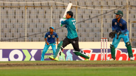 শেষ ওভারের নাটকীয়তায় আবাহনীর বিপক্ষে ‘ফাইনালে’ মোহামেডান