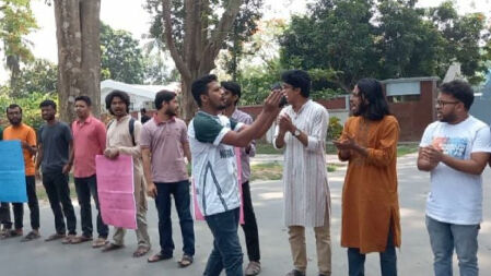 রাবি রেজিস্ট্রারের বাসভবনে ককটেল বিস্ফোরণ, শিক্ষার্থীদের বিক্ষোভ