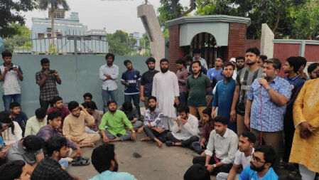 রুয়া নির্বাচন স্থগিতের প্রতিবাদে উপাচার্যের বাসভবন ঘেরাও