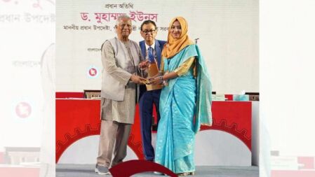 প্রধান উপদেষ্টার কাছ থেকে পুরস্কার নিলেন নোবিপ্রবির অর্পা