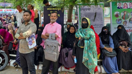 ভেতরে গুচ্ছ ভর্তির পরীক্ষায় সন্তান, বাইরে উৎকণ্ঠা নিয়ে অপেক্ষায় অভিভাবক