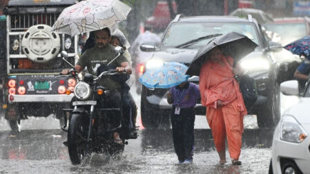 দিল্লিতে ঝড়-বৃষ্টিতে ৩ সন্তানসহ নারীর মৃত্যু