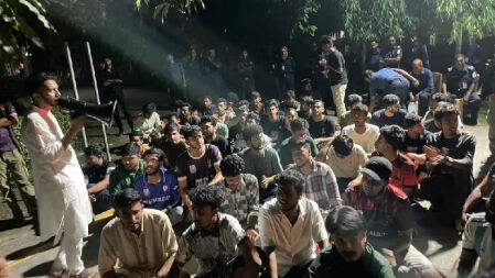 খুবিতে ছাত্রের হামলায় শিক্ষক আহত, শিক্ষার্থীদের বিক্ষোভ