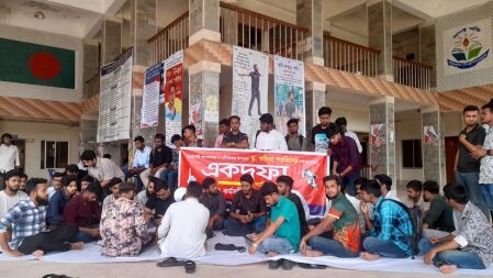ববি উপাচার্যের পদত্যাগের এক দফা দাবিতে শিক্ষার্থীদের অবস্থান কর্মসূচি