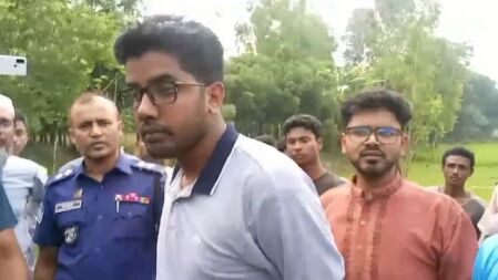 জাবিপ্রবিতে ছাত্রলীগ নেতাকে ধাওয়া দিয়ে আটকে পুলিশে দিলেন শিক্ষার্থীরা